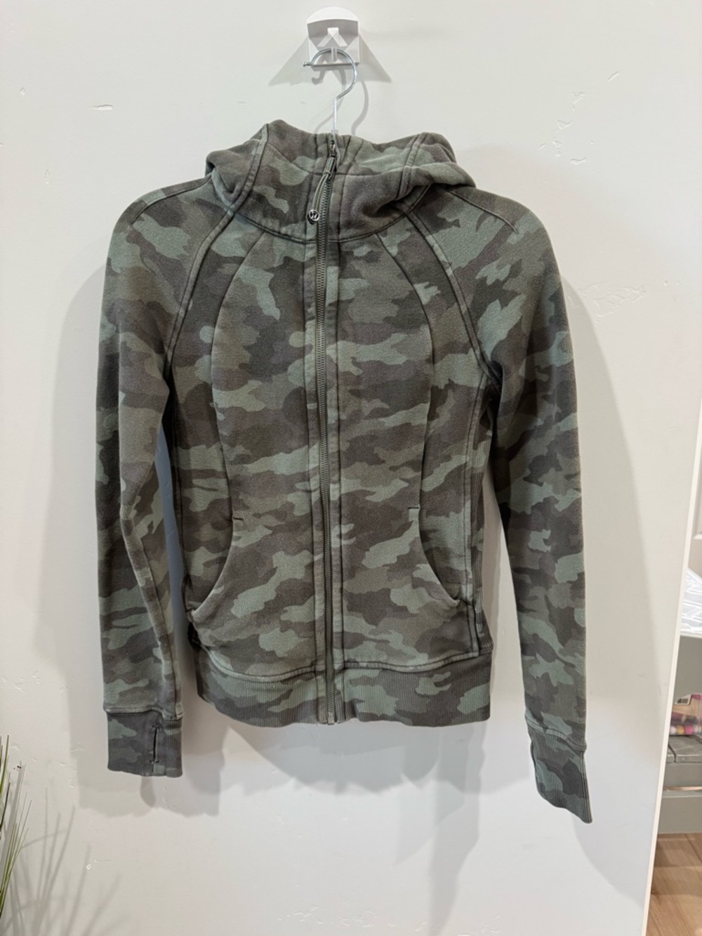 lululemon athletica Green Camo Full-Zip scuba Hoodie size 2 gently used